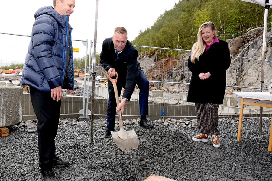 En gruppe mennesker som står utenfor