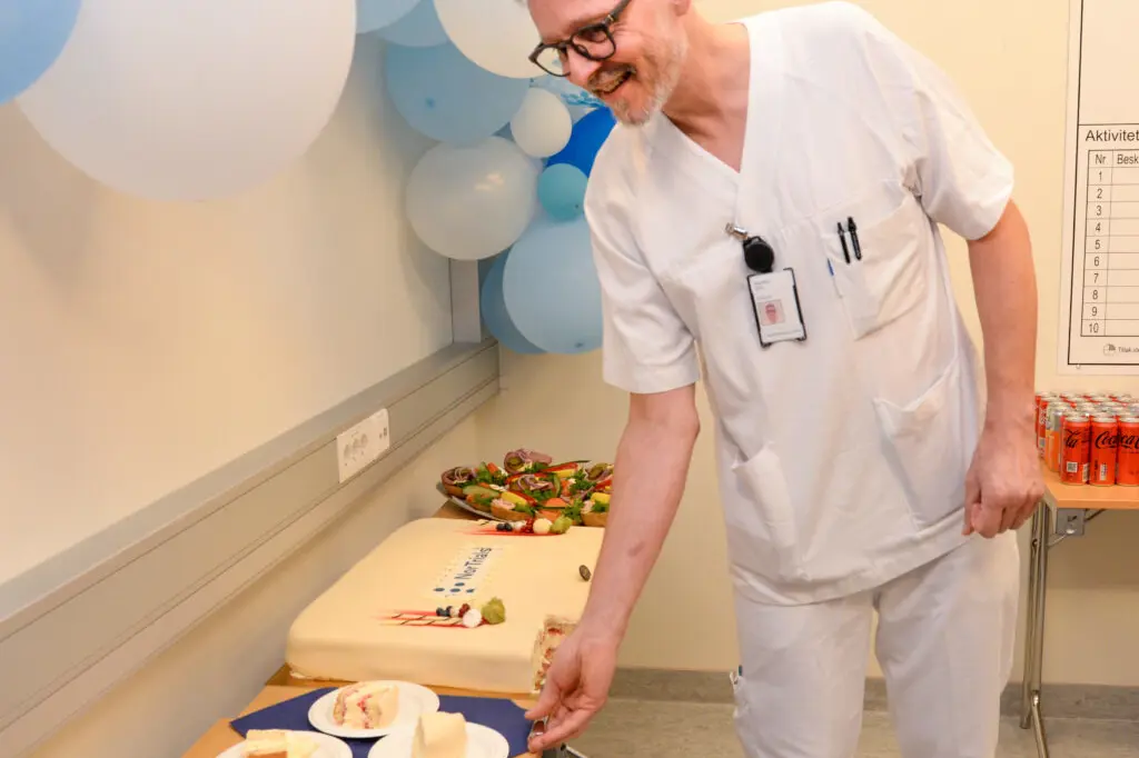Rasmus Goll skjærer kake