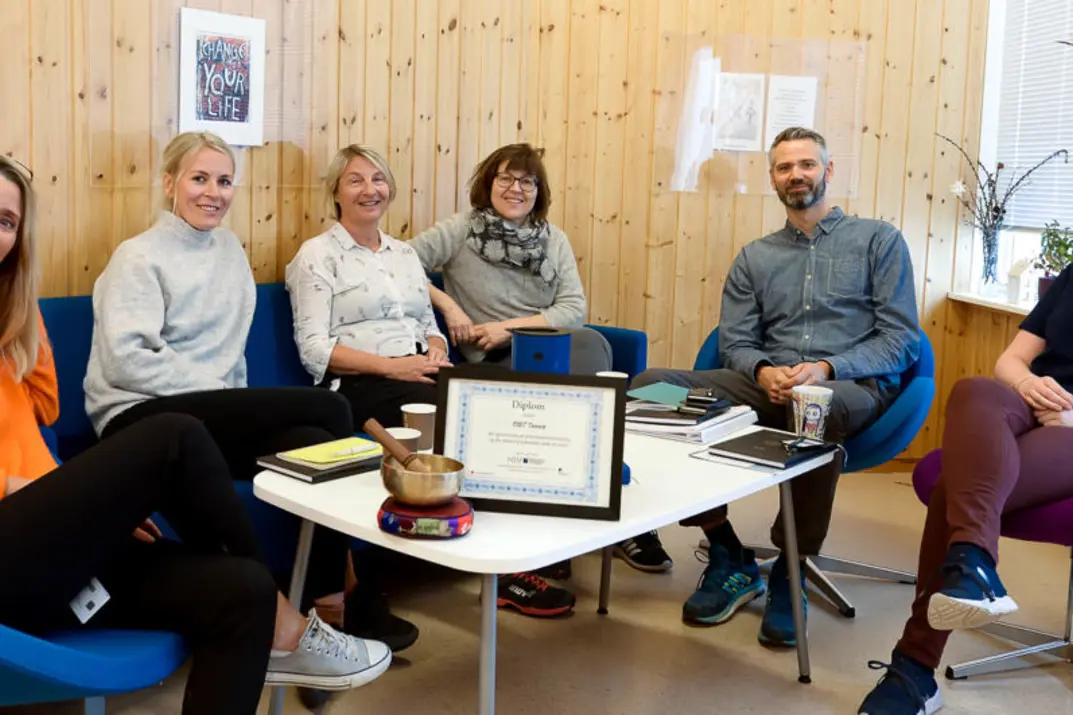En gruppe mennesker som sitter rundt et bord