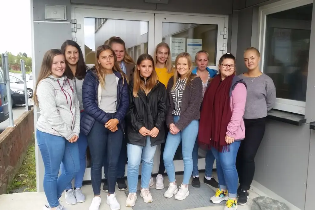 En gruppe kvinner som poserer for et bilde