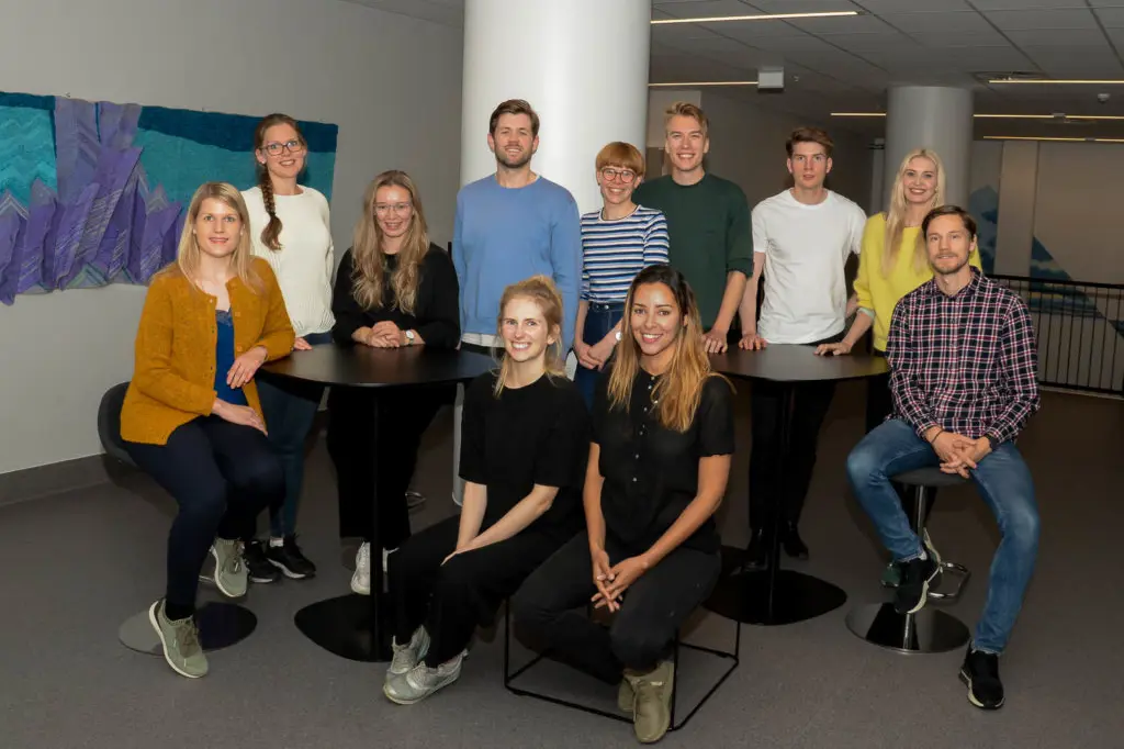 En gruppe mennesker som poserer for et bilde