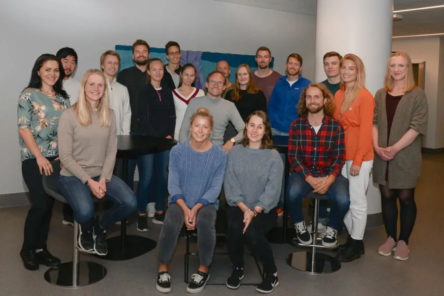 En gruppe mennesker som poserer for et bilde