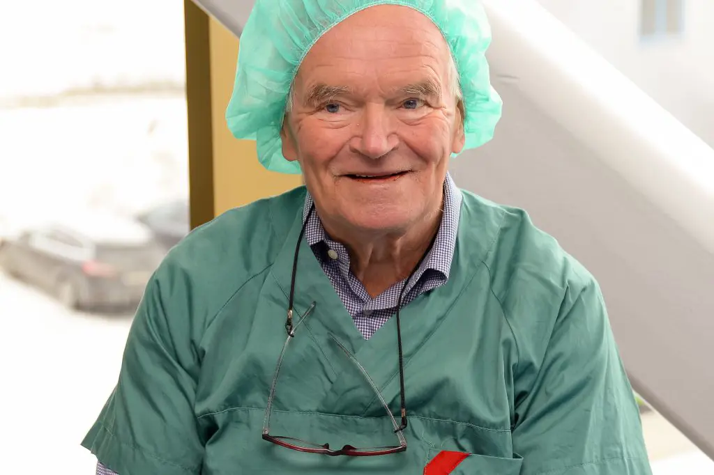 En person som har på seg en kirurgisk skrubb