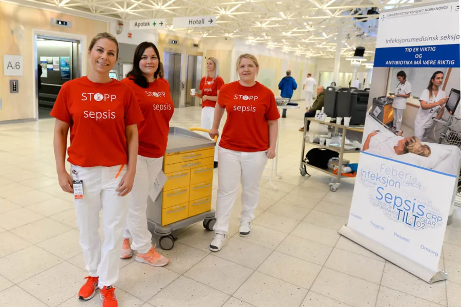 En gruppe mennesker som har på seg matchende t-skjorter