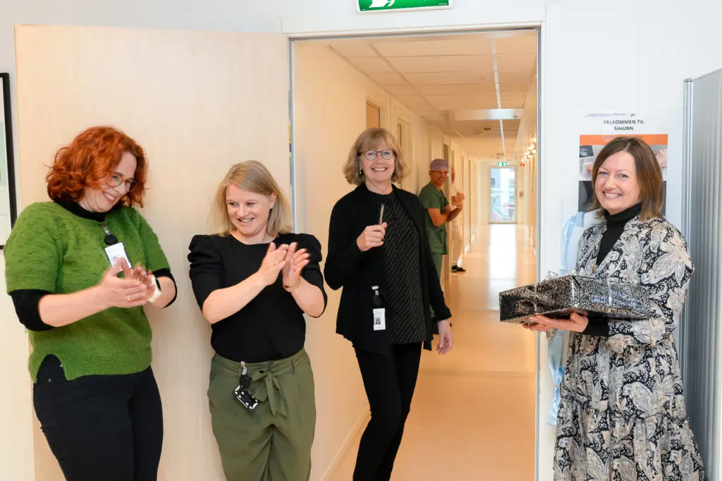 En gruppe kvinner som står i en gang