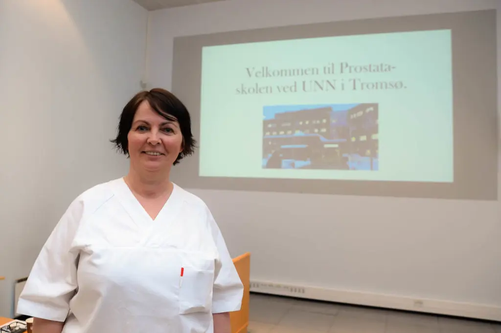 En person som står foran en projeksjonsskjerm