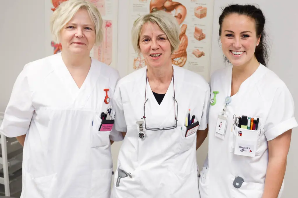En gruppe kvinner i hvite laboratoriefrakker