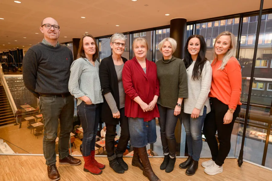 En gruppe mennesker som poserer for et bilde