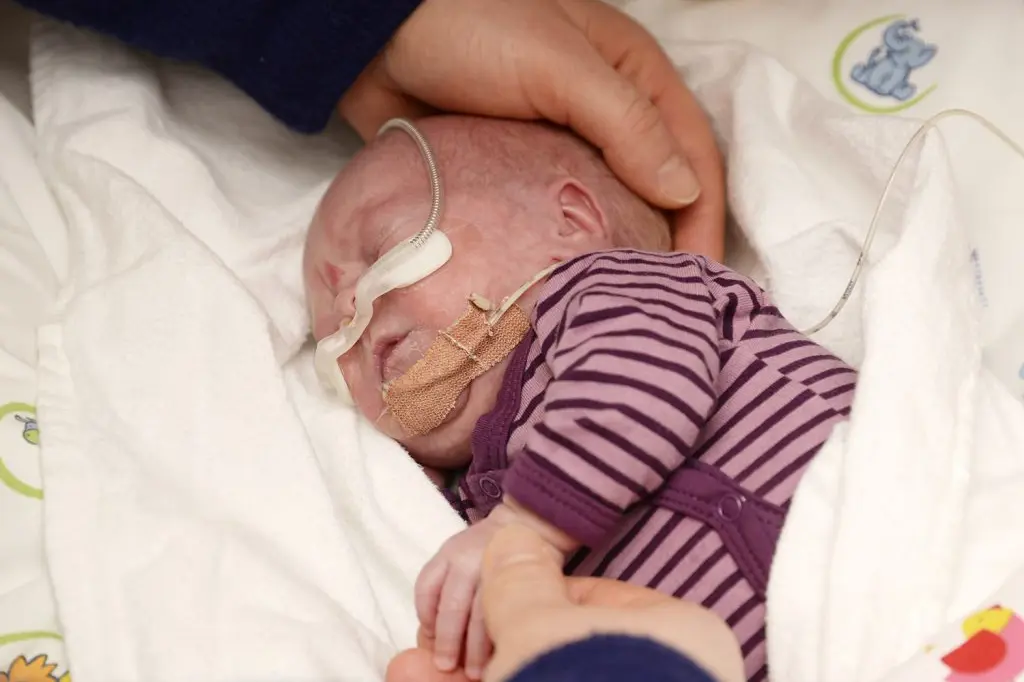 En baby med en skje i munnen