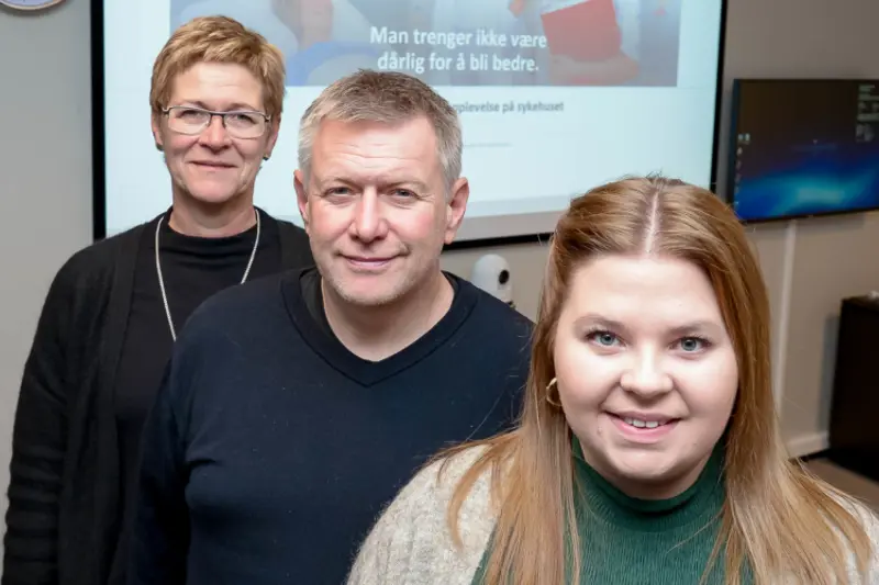 En gruppe mennesker som poserer for kameraet