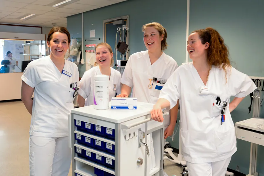 En gruppe kvinner i hvite laboratoriefrakker