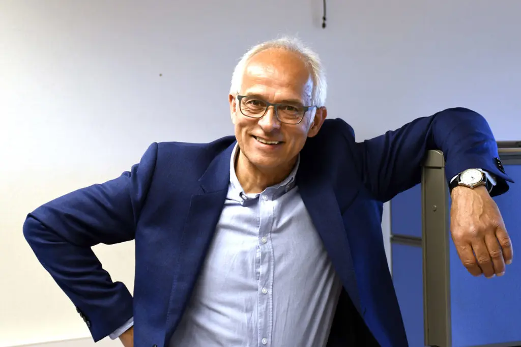 En mann med armene i kors