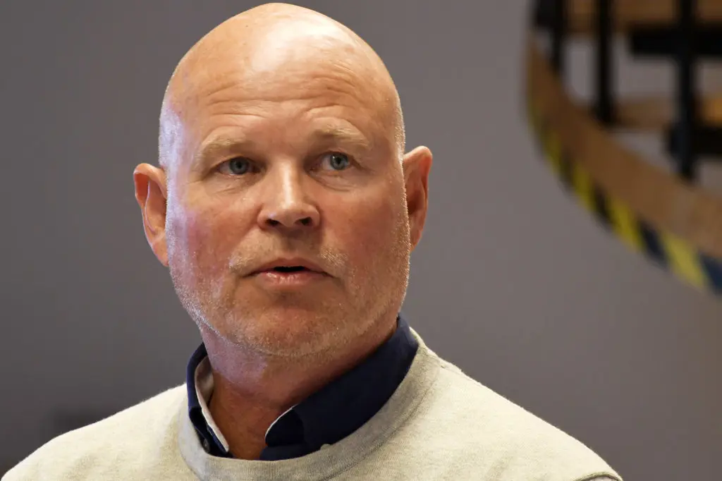 En mann med skallet hode