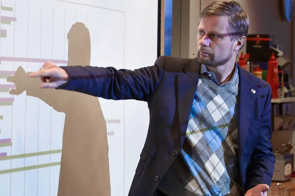 En mann som peker på en tavle