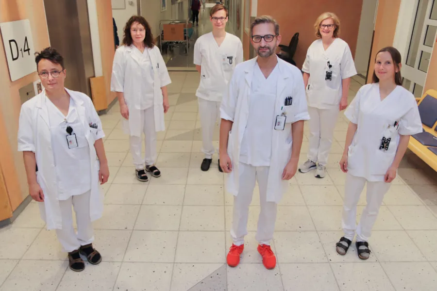 En gruppe mennesker iført hvite karateuniformer