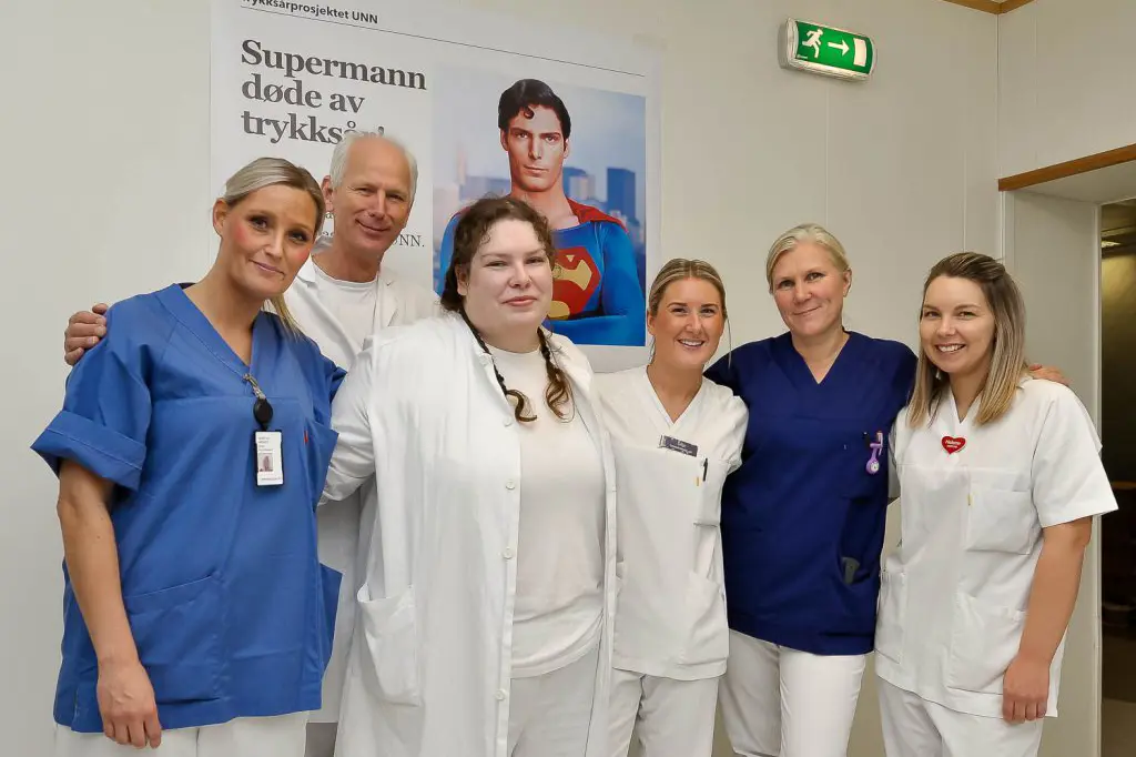 En gruppe mennesker som poserer for et bilde