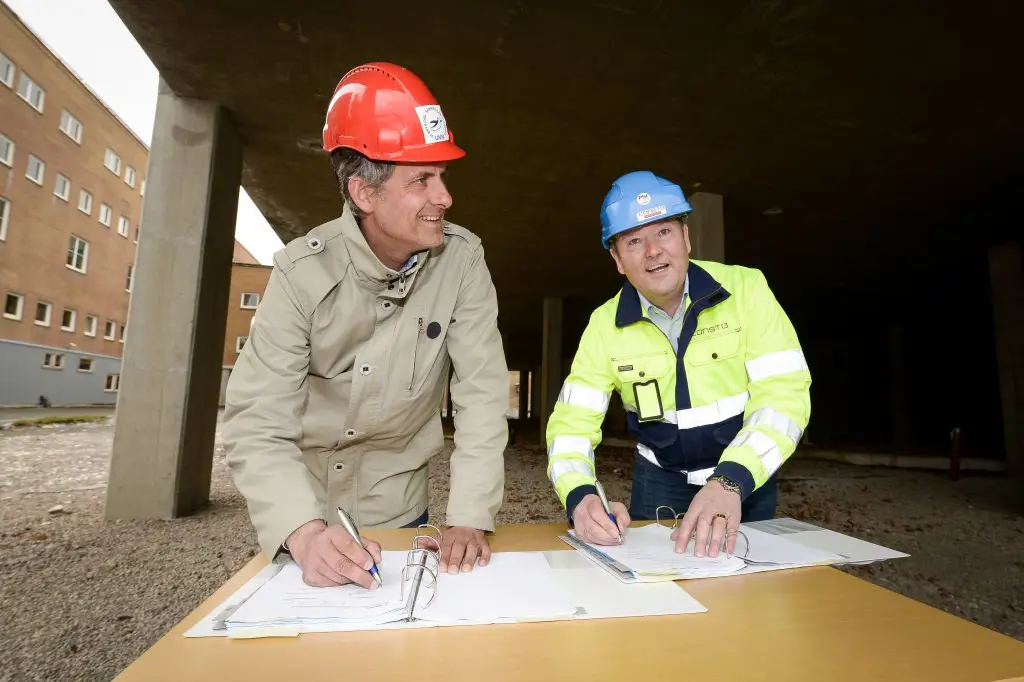 Noen få menn med hjelmer