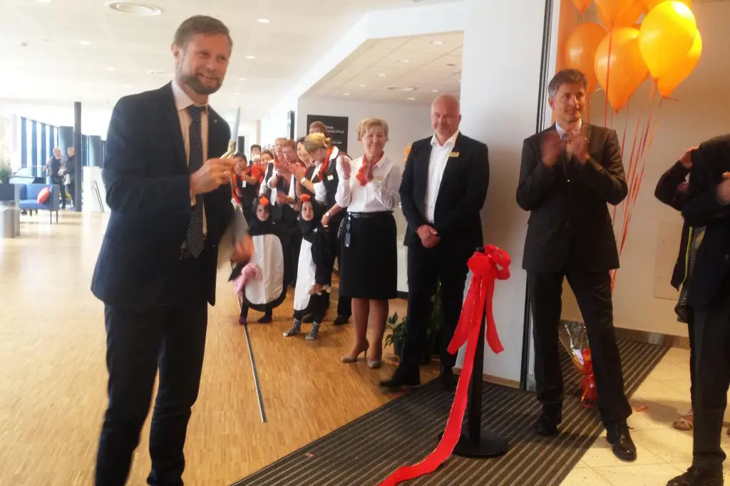 En gruppe mennesker som står i et rom med ballonger
