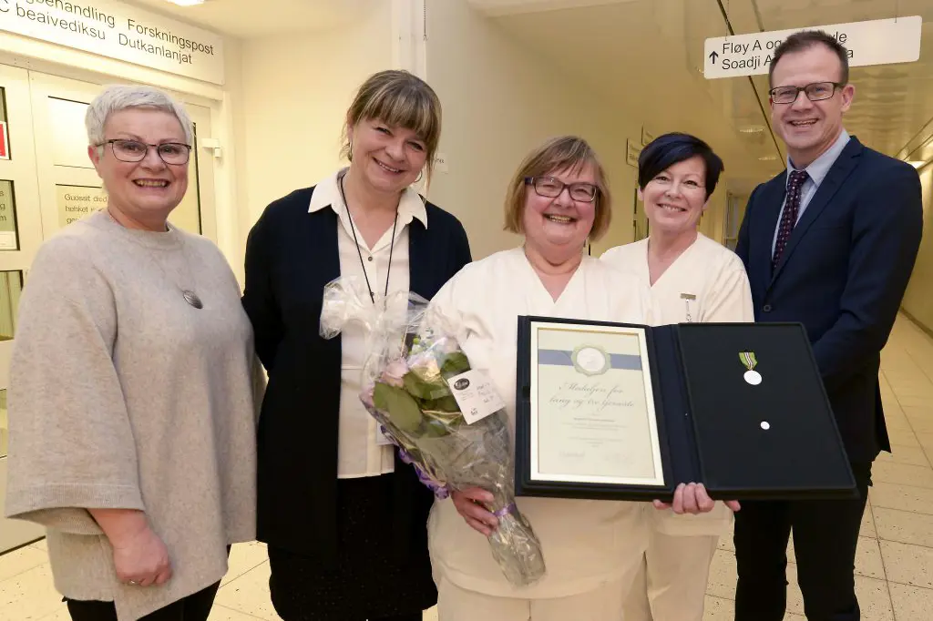 Ragnhild Ernstsen ble torsdag hyllet med Norges Vels medalje for 35 års virke ved UNN. Blant gratulantene var fra venstre: Rigmor Frøyum (Fagforbundet), Kari Holthe (assisterende klinikksjef), May-Liss Johansen (oversykepleier ortopedi- og plastikkirurgisk avdeling) og Karl Ivar Lorentzen (avdelingsleder ortopedi- og plastikkirurgisk avdeling). Foto: Per-Christian Johansen