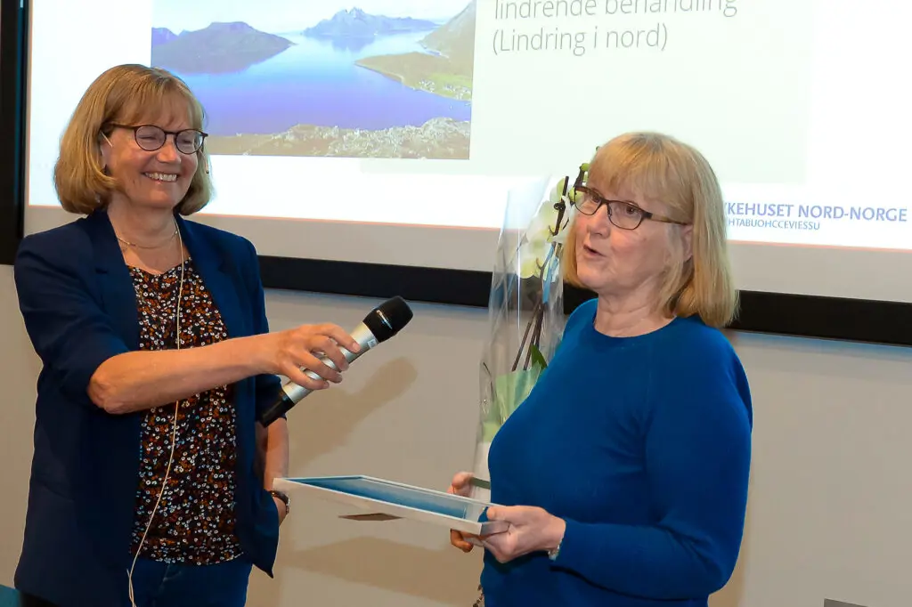 Kvinner som holder en mikrofon