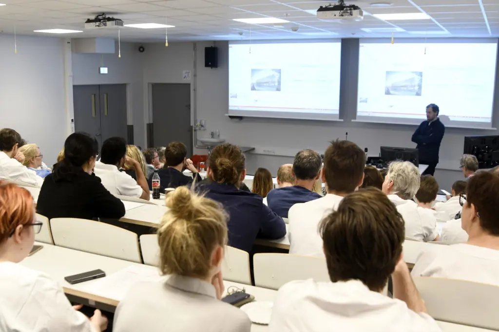 En person som holder en presentasjon for et publikum