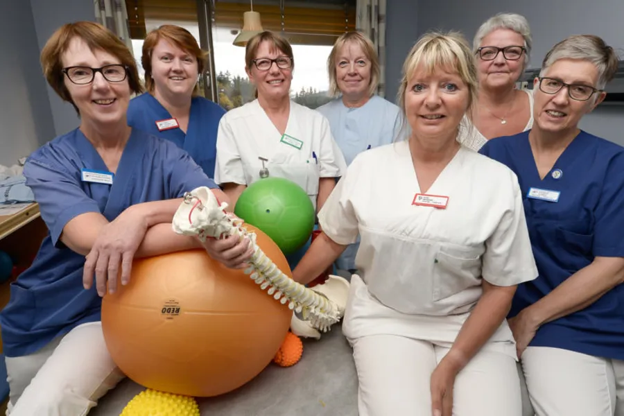 En gruppe mennesker som poserer for et bilde
