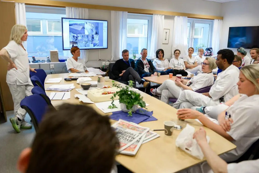 En gruppe mennesker som sitter rundt et bord
