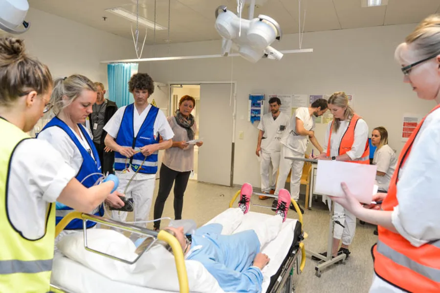 En gruppe mennesker på et sykehus