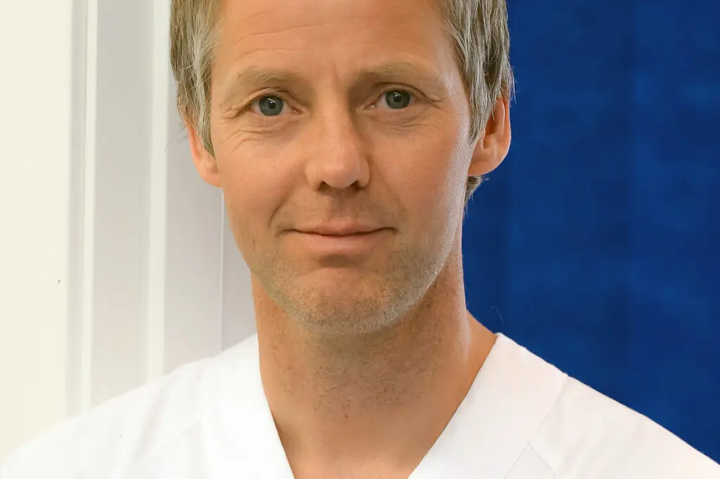 En mann i hvit skjorte
