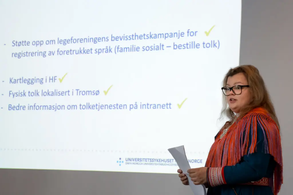 Helsefagarbeider Marie Helene Olsen Gaup presenterer UNNs tiltak.