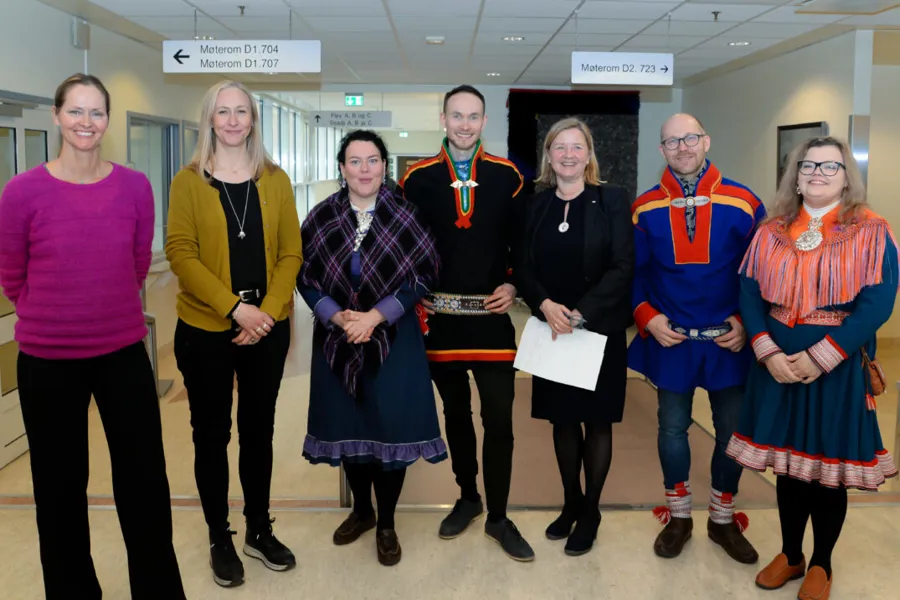 Gruppebilde fra sametingspresidentens besøk i UNN.