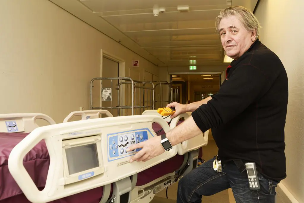 En person som holder et medisinsk utstyr
