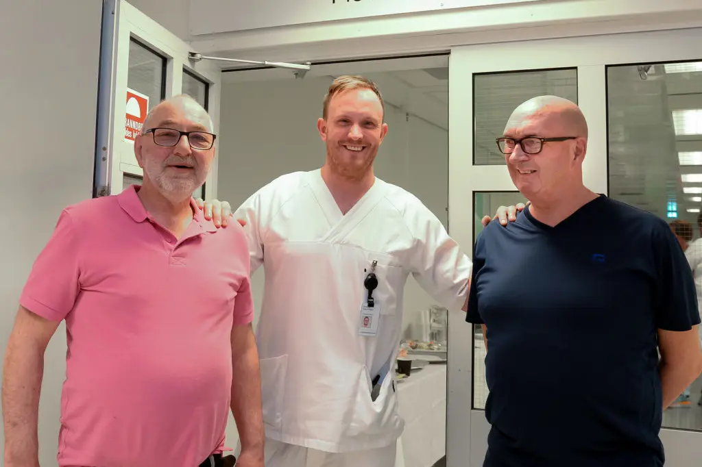 En gruppe menn som poserer for et bilde