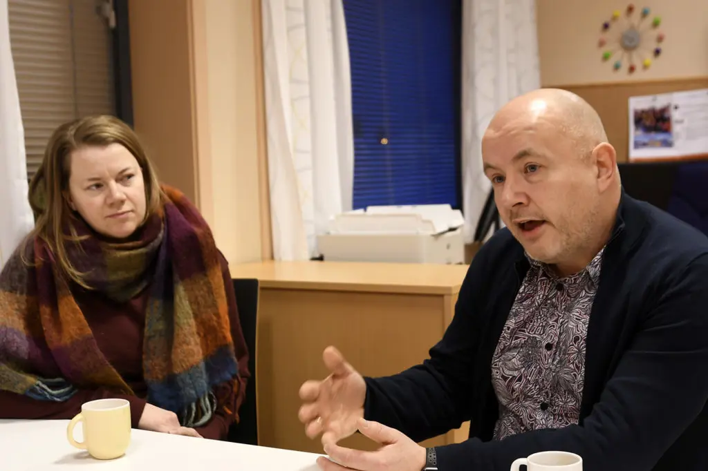 En mann og en kvinne som sitter ved et bord