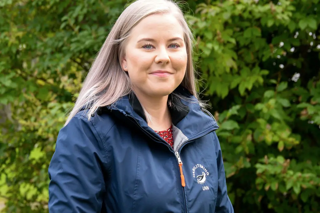 En person i en blå jakke