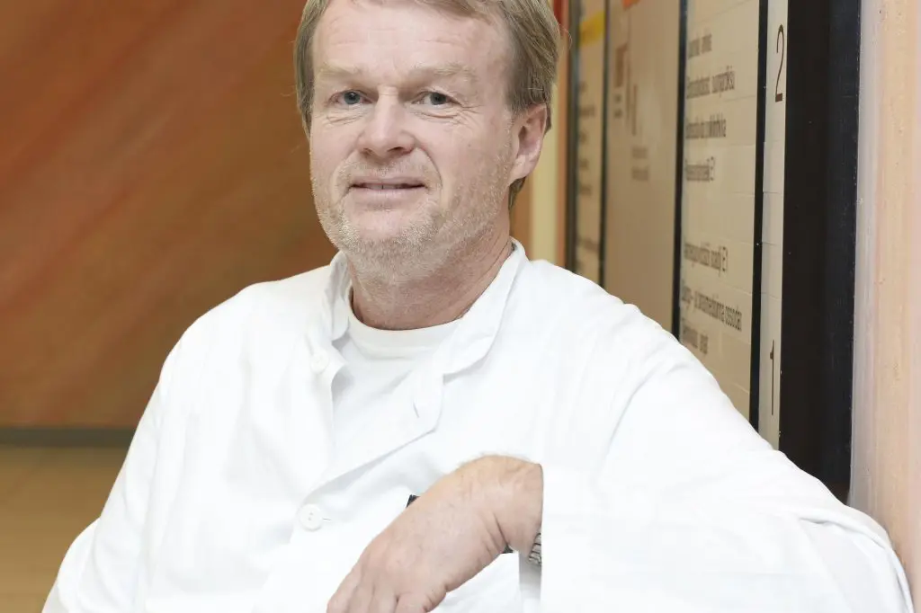 Overlege Claus Albretsen ved nevrologisk avdeling sier at gode vurderinger er avgjørende når en pasient med akutt hjerneslag ankommer sykehuset. Da vurderes blant annet trombolysebehandling. Foto: Per-Christian Johansen