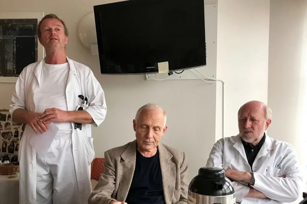 En gruppe menn i et rom