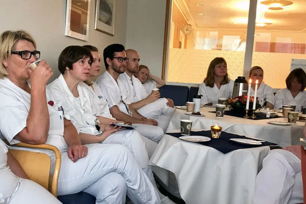 En gruppe mennesker som sitter ved et bord