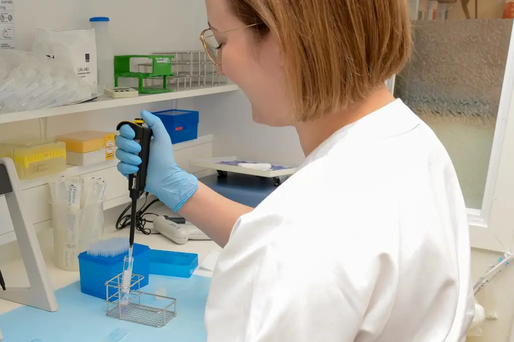 En person i laboratoriefrakk