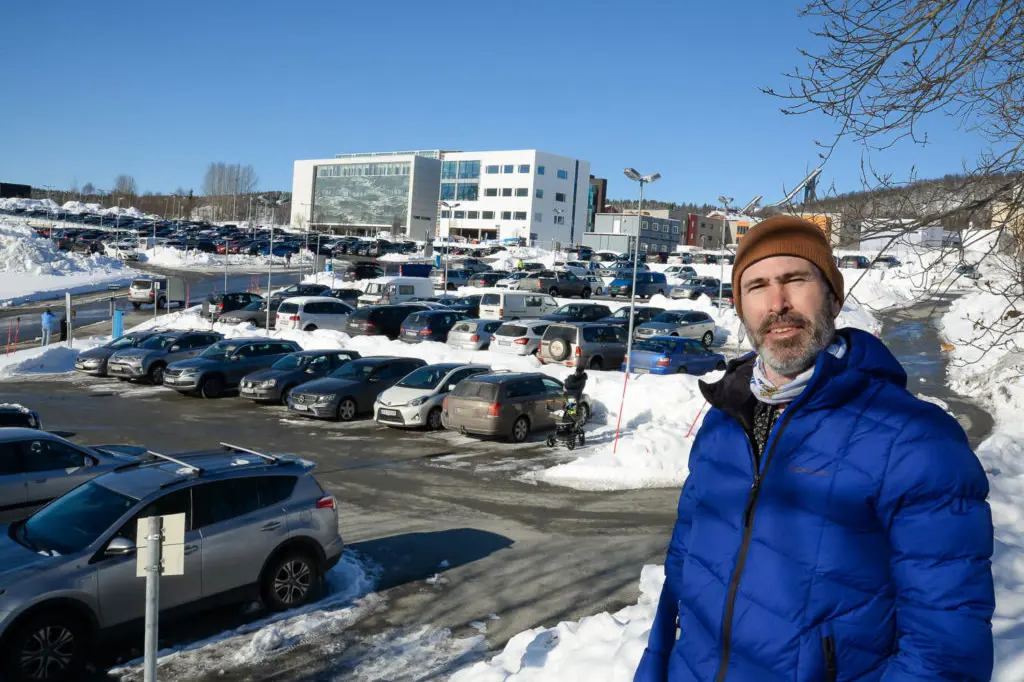 En person som står på en parkeringsplass