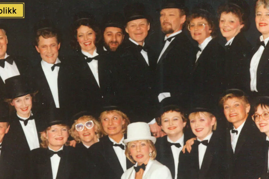 En gruppe mennesker i dress