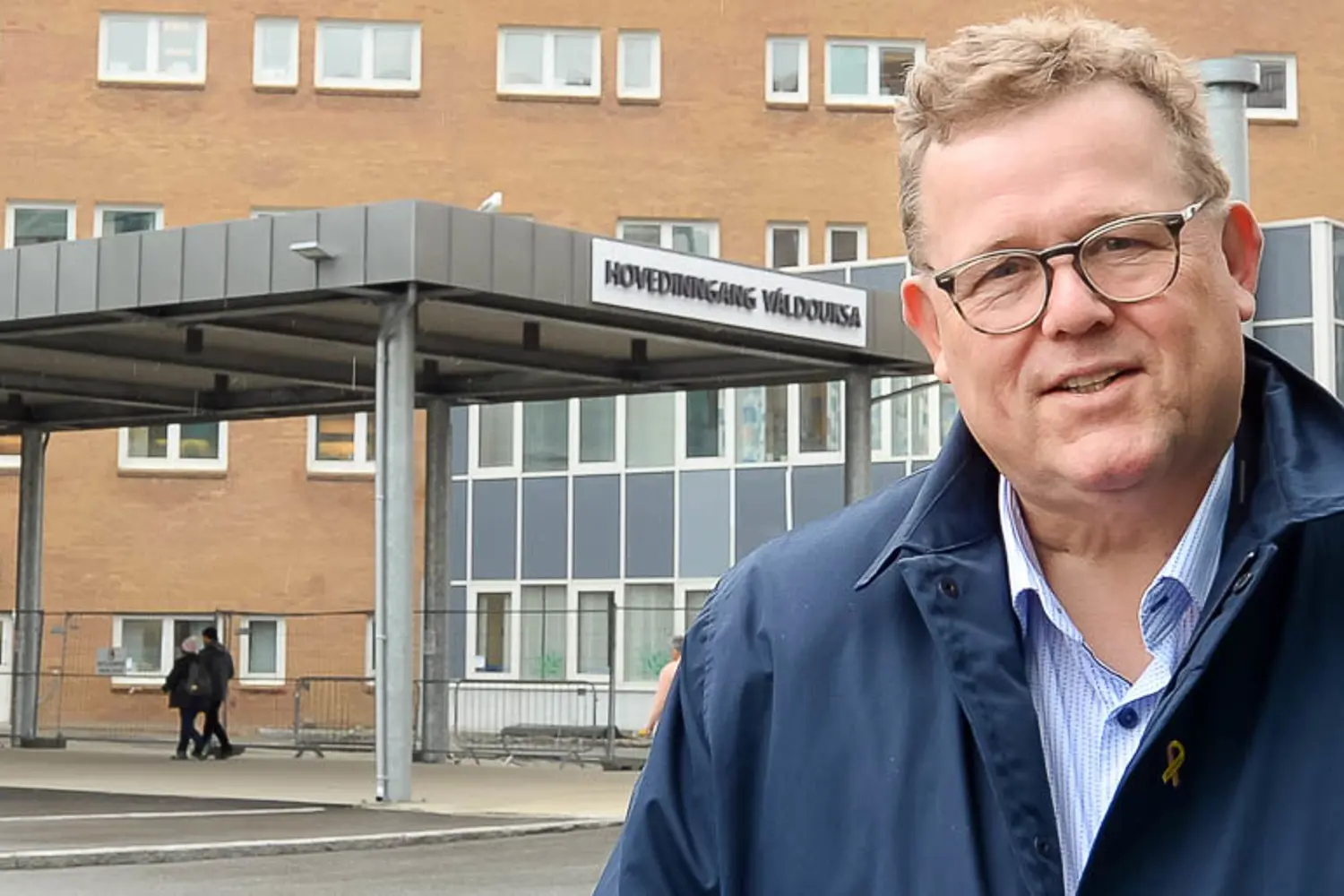 En mann med briller