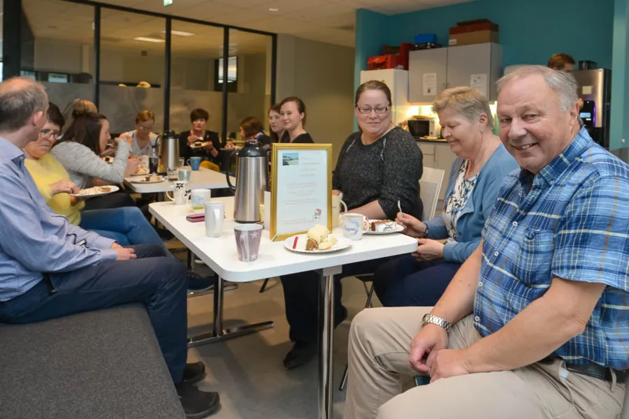 En gruppe mennesker som sitter rundt et bord