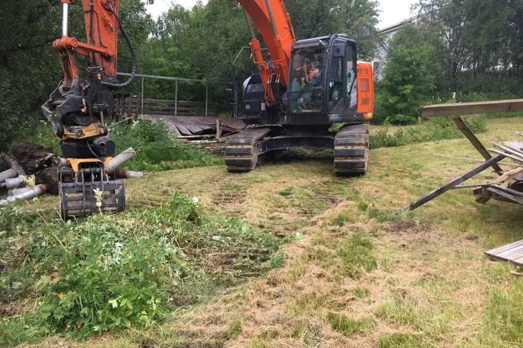 En traktor på et jorde