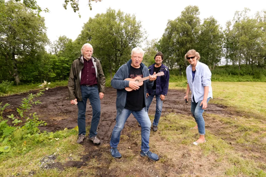 En gruppe mennesker som står på et jorde