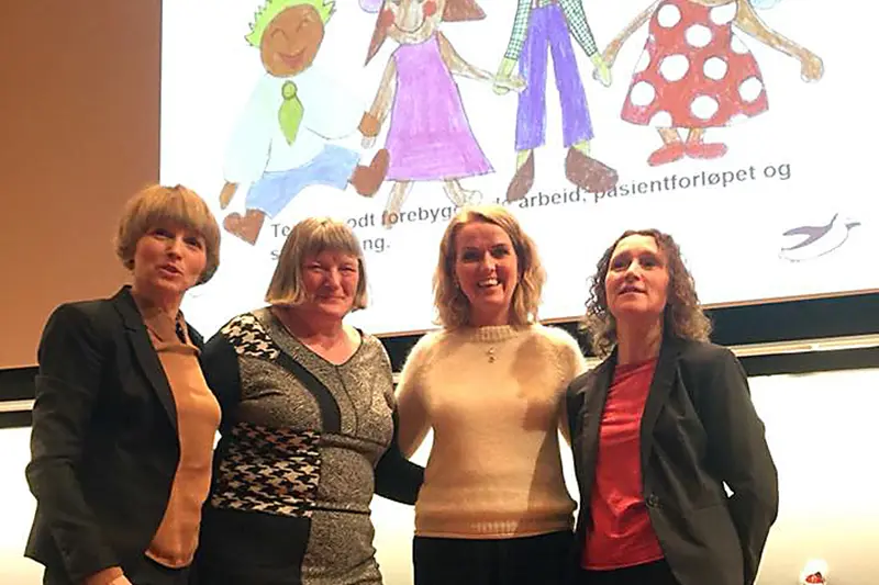 En gruppe kvinner som poserer for et bilde