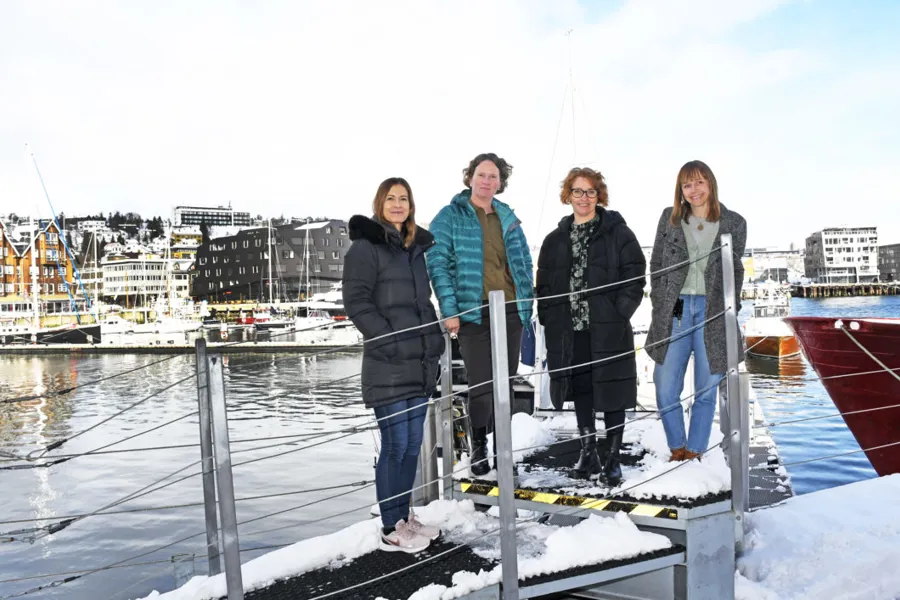 En gruppe kvinner som står på en brygge