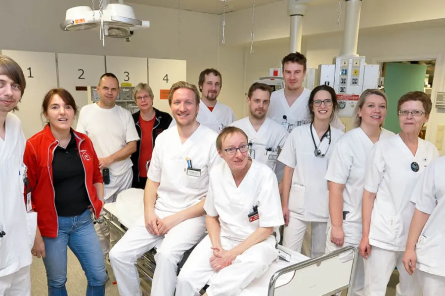 En gruppe mennesker som poserer for et bilde