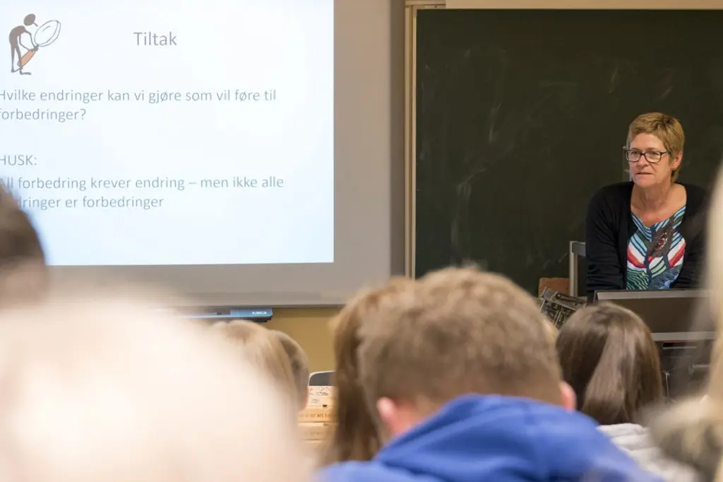 En mann som holder en presentasjon