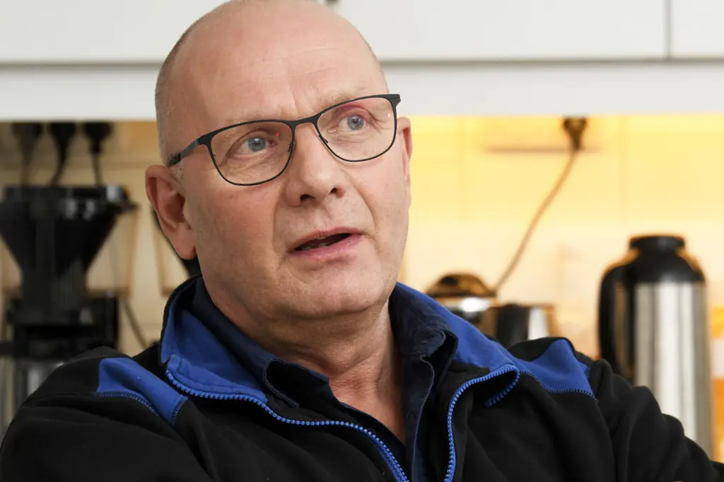 En mann med briller